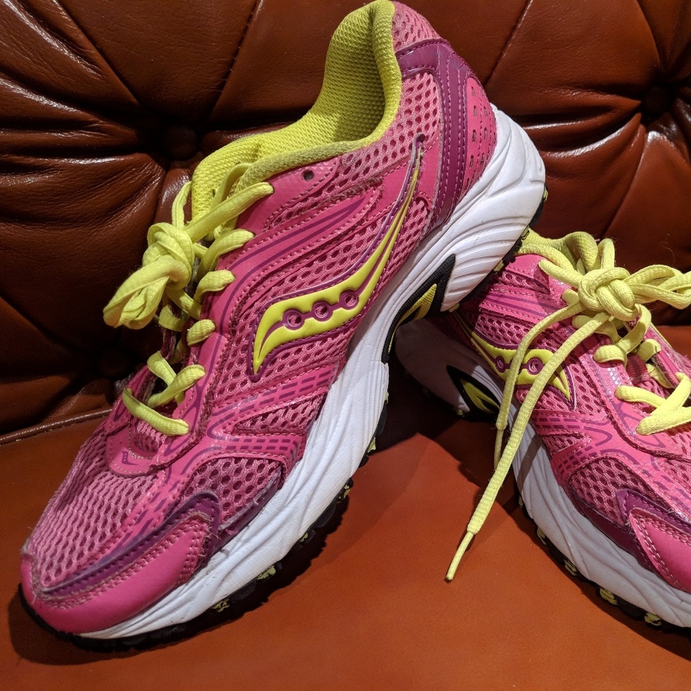 *SOLD* Womens Saucony Oasis Running, Cross Training shoes